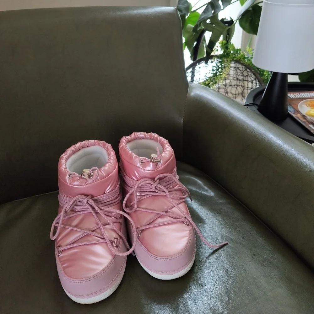 Public desire metallic pink moon boots zuri women's 5 slip on lace up puffer coa